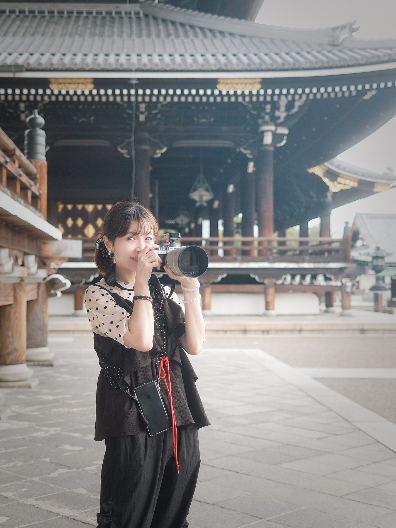 Photographer Kuo Weiting holding a camera